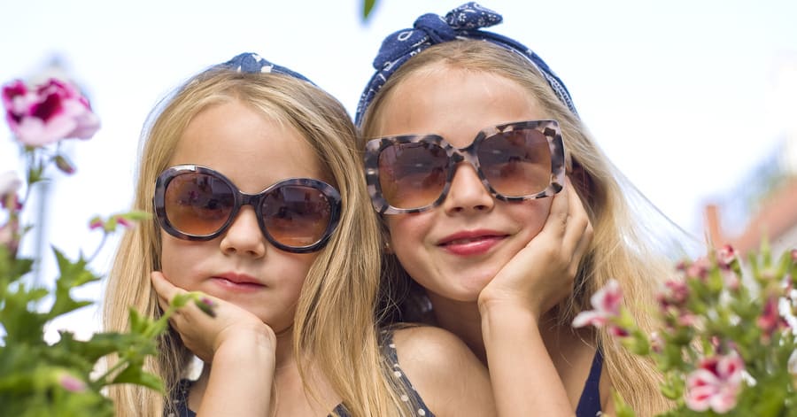 Tipos de gafas de sol para niños y niñas que triunfan esta primavera-verano 2026