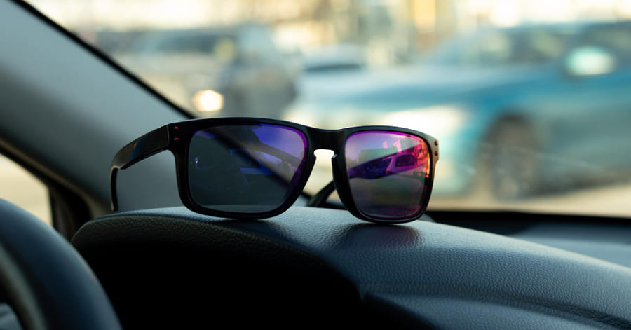 Multas por llevar gafas de sol inadecuadas al conducir