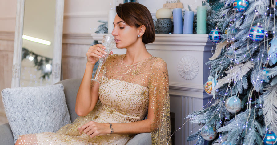 Accesorios para combinar con vestido dorado corto