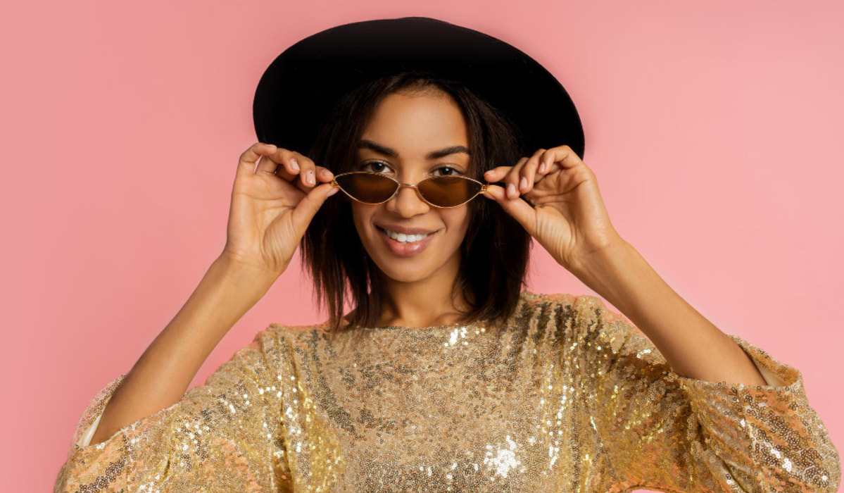 Consejos sobre cómo combinar un vestido dorado con accesorios