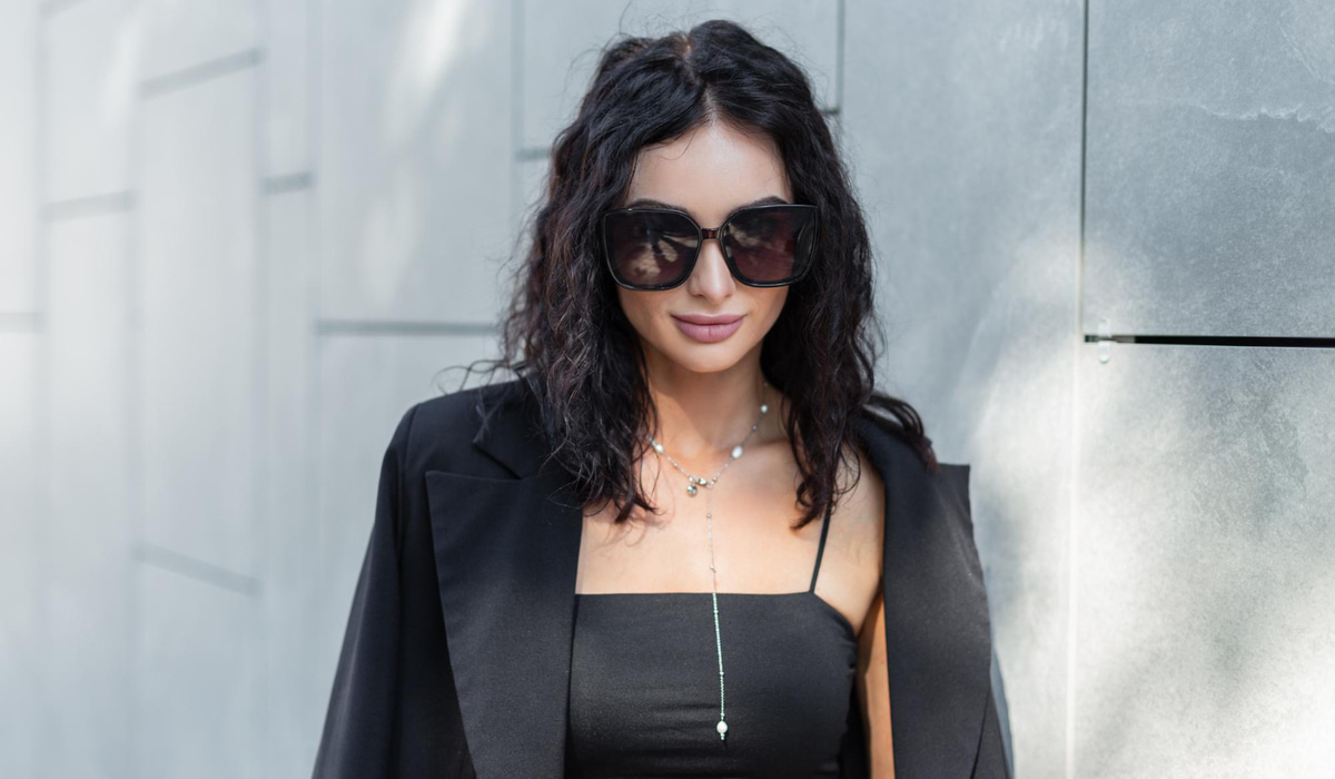 Con qué accesorios y colores combinar un vestido negro