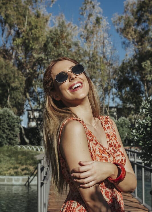 Cómo combinar un vestido naranja corto con accesorios y gafas de sol