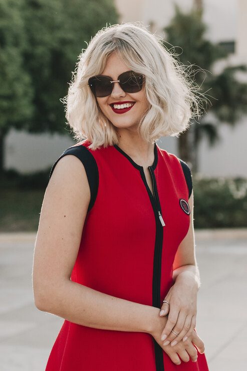 Cómo combinar un vestido rojo con accesorios según la ocasión