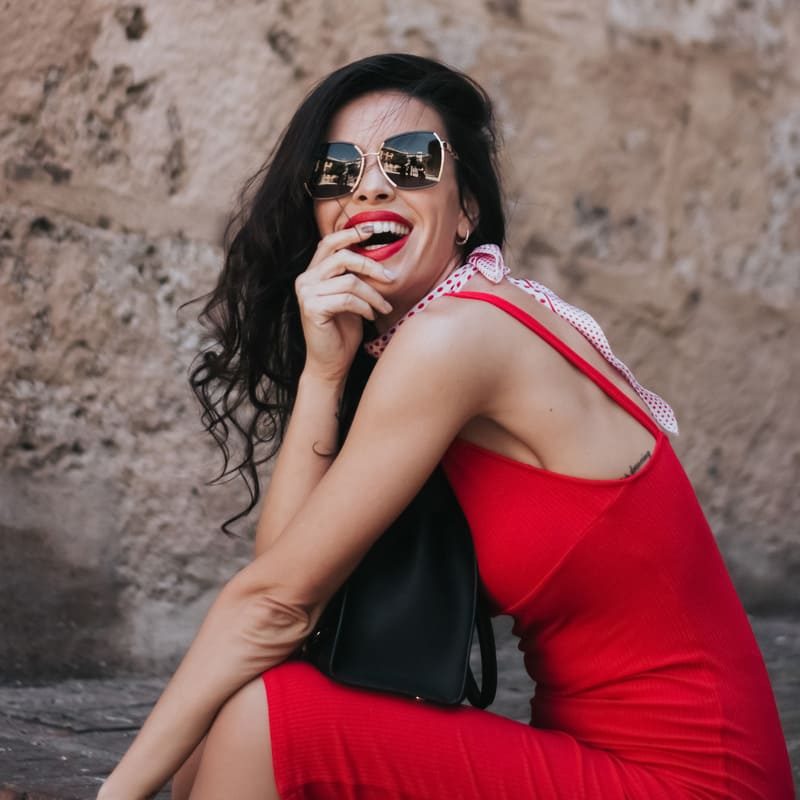 Los mejores accesorios para un vestido rojo
