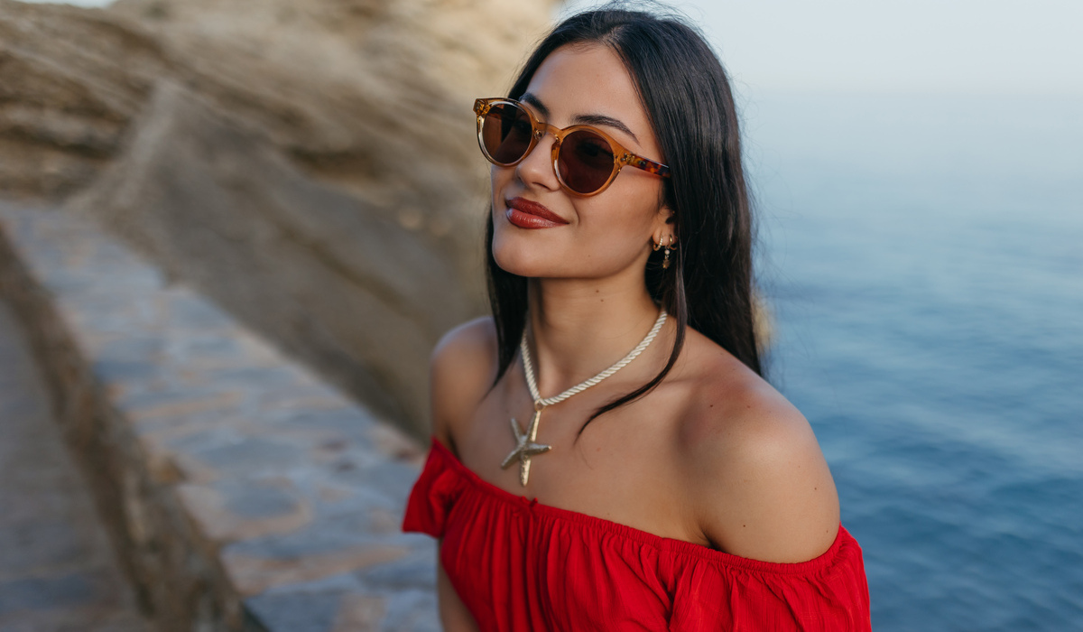 Guía para saber cómo combinar un vestido rojo con accesorios