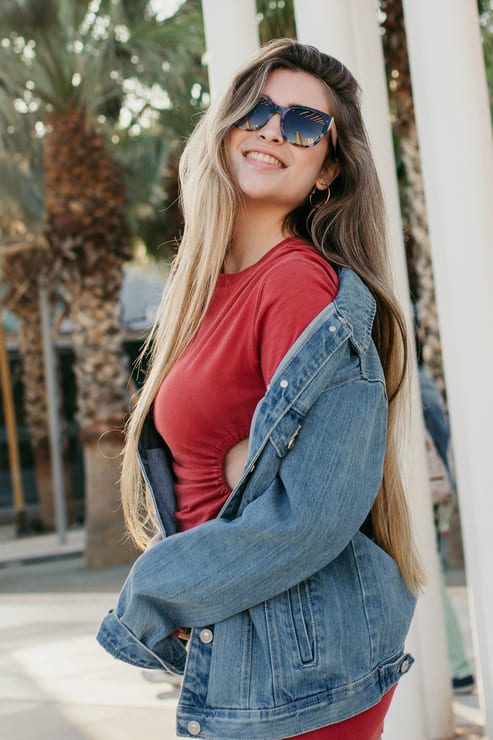 Errores comunes al combinar un vestido rojo con accesorios