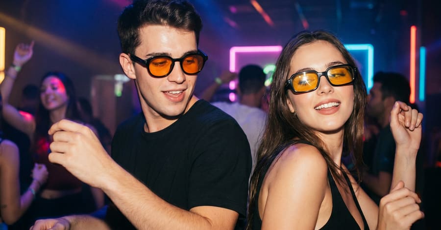 ¿Se pueden llevar gafas de sol con lentes claras en interiores?